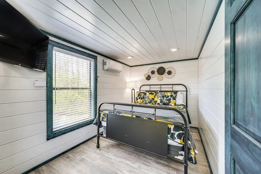 Broken Bow Cabin w/ Hot Tub, Fire Pit & Creek View