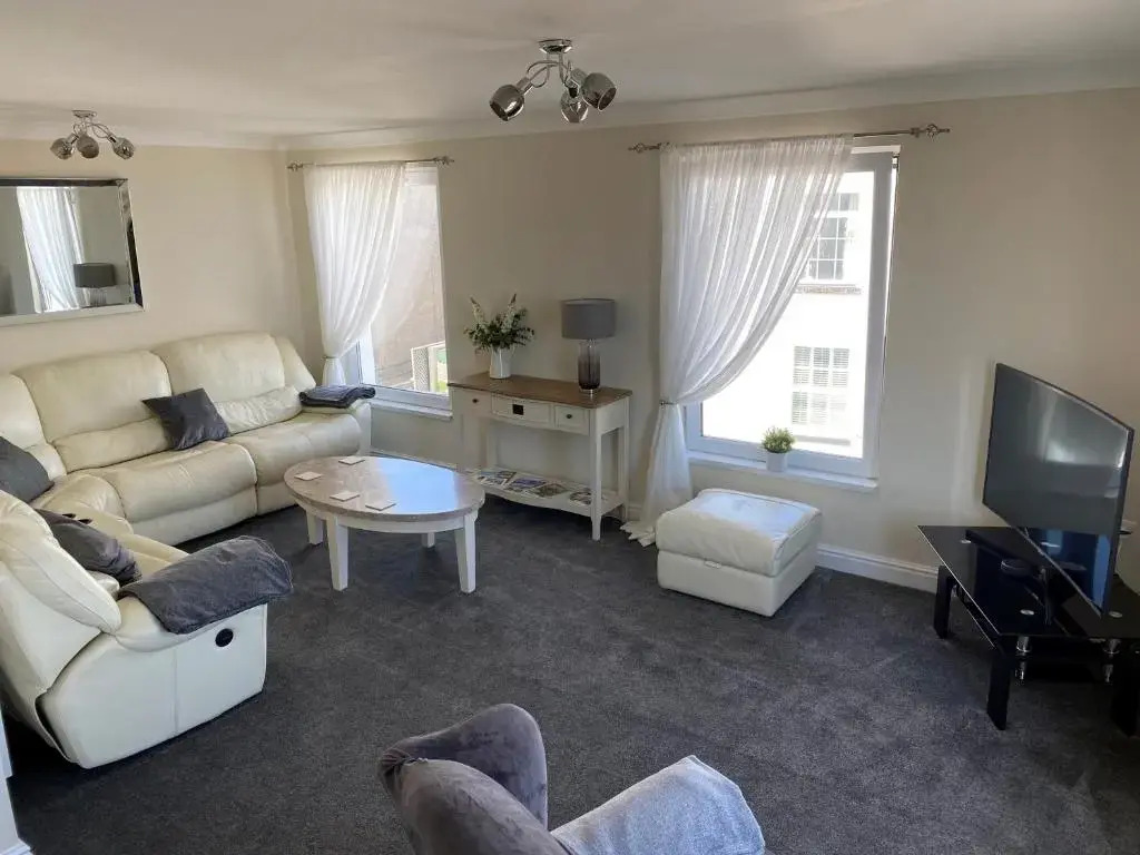 Eastcliffe Penthouse, 2 beds & bathrooms with parking