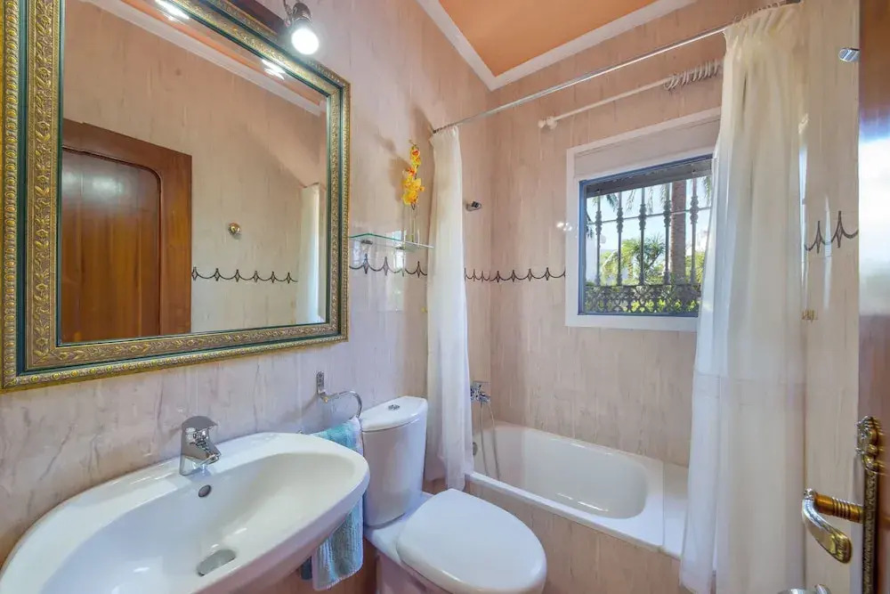 Villa - 5 Bedrooms with Pool and WiFi - 107872