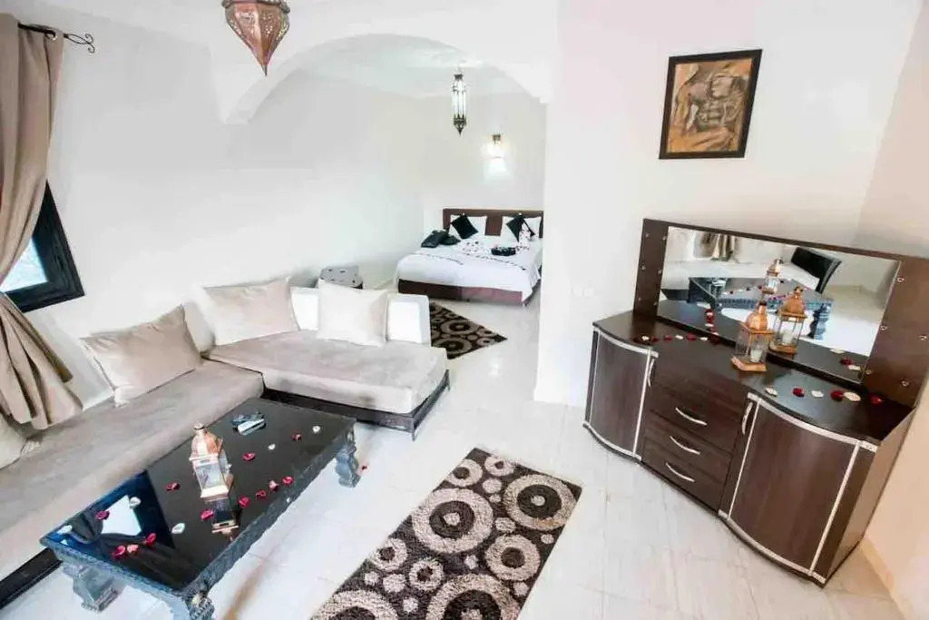 Villa Danwee - 8 Bedroom House With Swimming Pool, Road From Fez To Marrakech