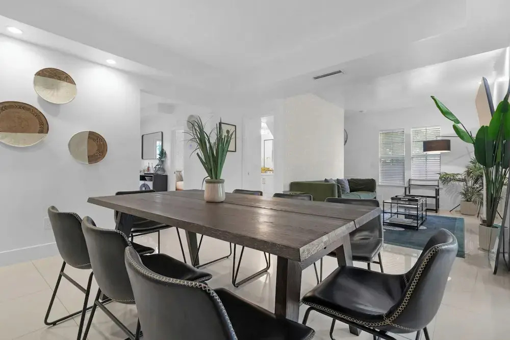 7BD Downtown Oasis Pool