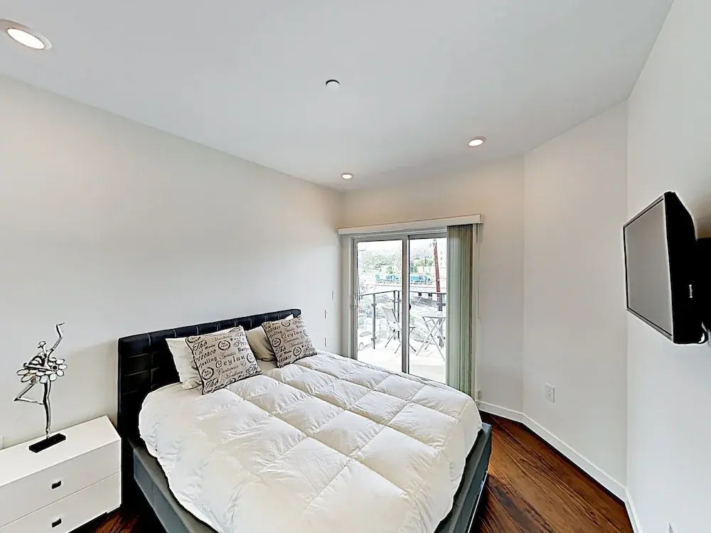 5537 Los Angeles - 2 Br Apts