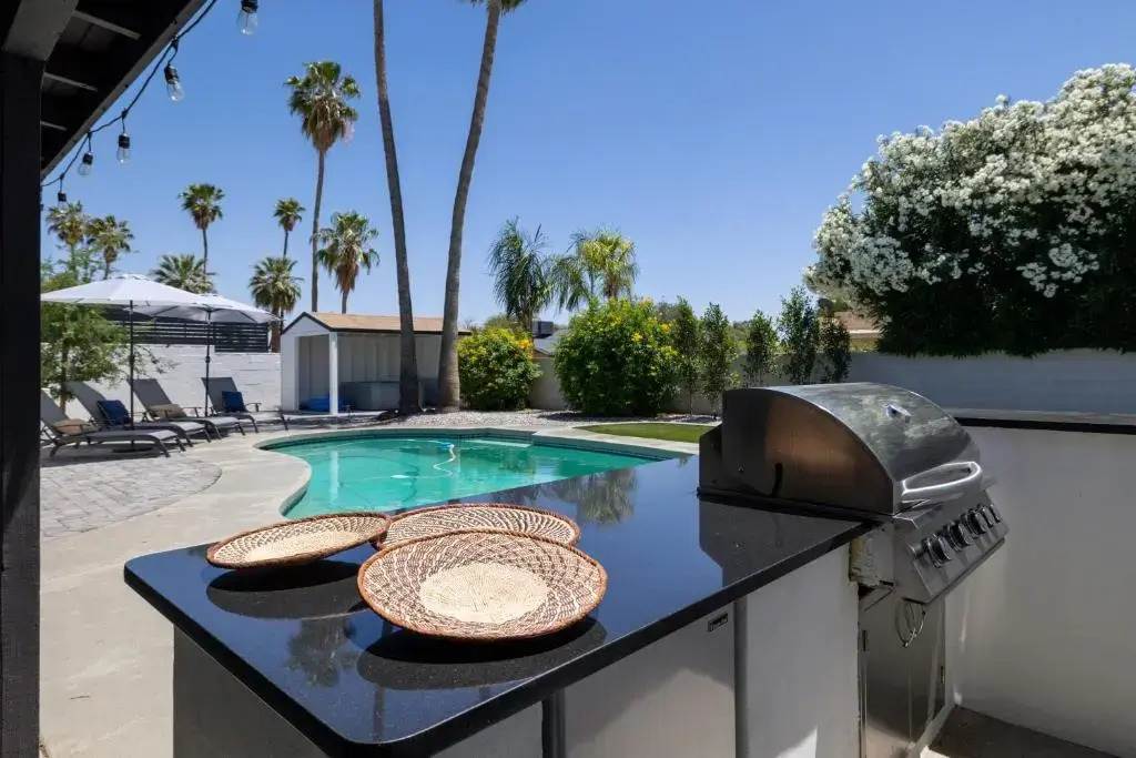 Grayhawk by AvantStay Modern Home w Pool Hot Tub Bocce Fire Pit Pool Table Putting Green