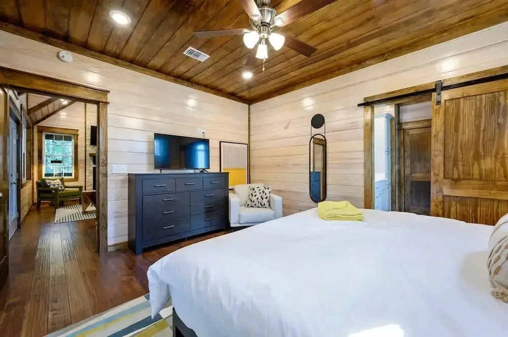 Family-friendly Broken Bow Cabin w spa Game Room