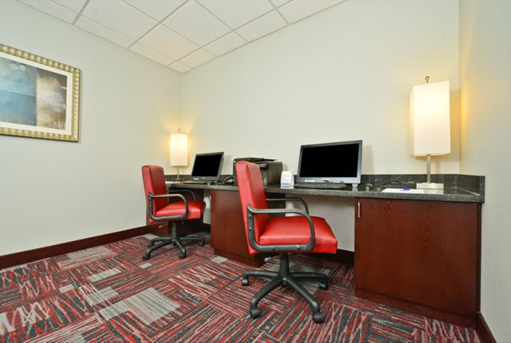 Holiday Inn Express & Suites Utica by IHG
