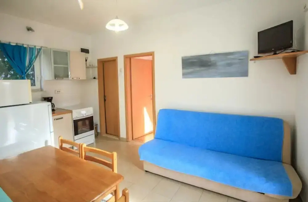 Simplistic Holiday Home in Sumartin near Sea Beach