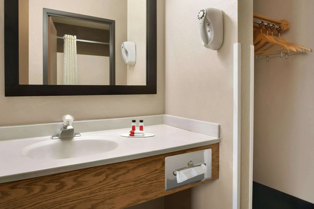 Super 8 by Wyndham Akron S/Green/Uniontown OH