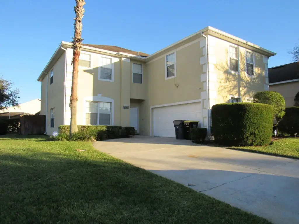 Spacious Pool and Spa home with Games Room, Davenport, US