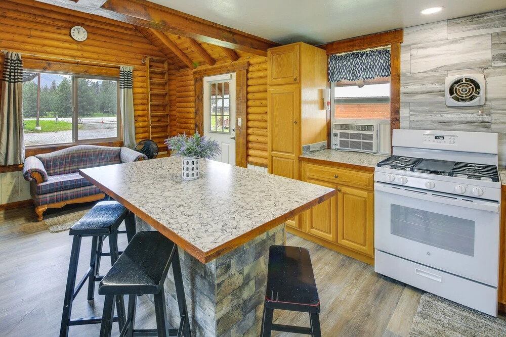 Cozy Thompson Falls Cabin w/ Mountain Views