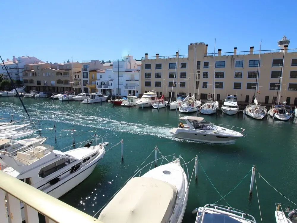 Apartment in Empuriabrava, 400 meters from the beach, sleeps 6 people
