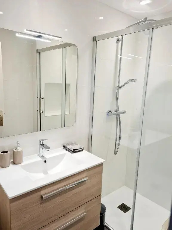 2P entièrement climatisé I Bien insonorisé I Wifi I A 300 m de la mer I Restaurants commerces et transports à 5mn à pied I Idéal 2 personnes I Possibilité 4 avec canapé lit de qualité I Très belle Douche