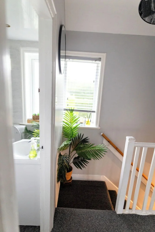 3 bed House, Sleeps 5, Near Airport and Town, Outside Parking Free