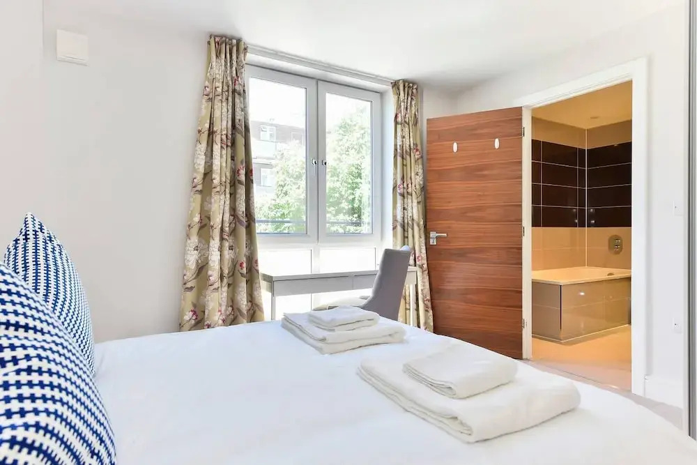 Superb apt for 6 w/ balcony, 10mins to East Putney