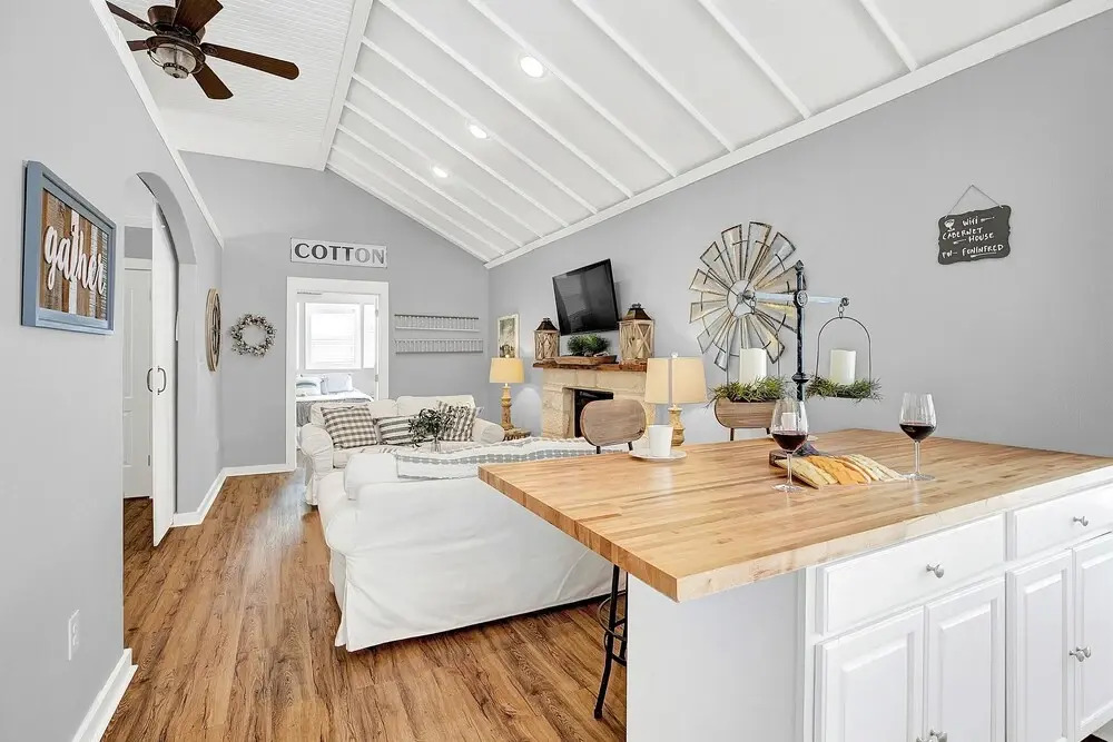 Luxurious Home Near Main With Fire pit and Outdoor Bar