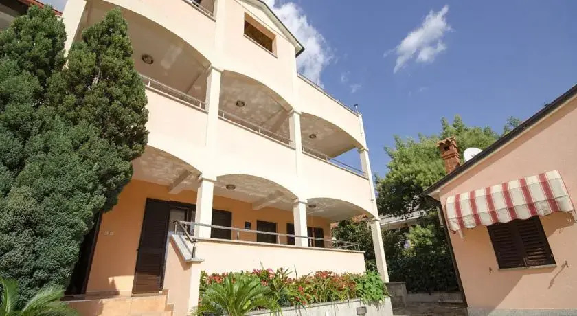 Apartments Folo