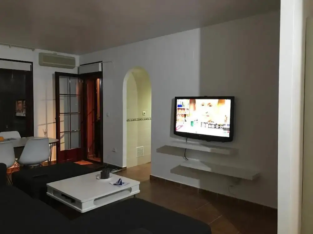 A Quiet House In The Neighborhood Of Urbanizacion Club Salino
