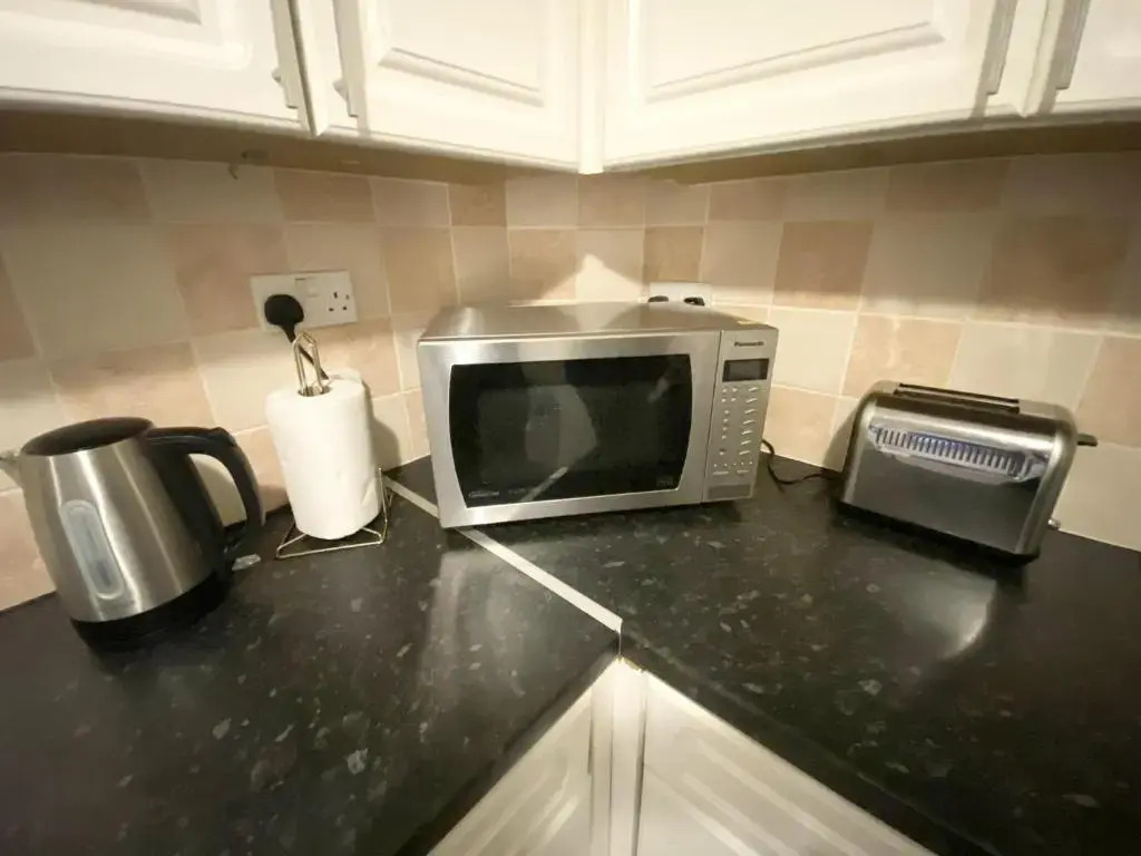 4 Bed House - Sleeps 9 - Hottub - Parking