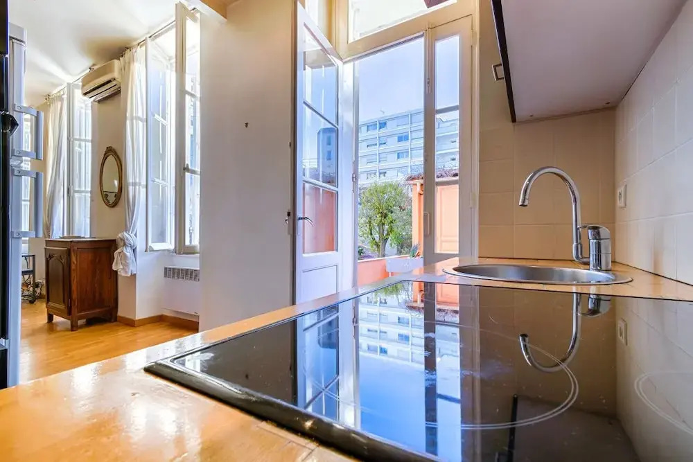 Large Air-conditioned One-room Apartment - Terrace