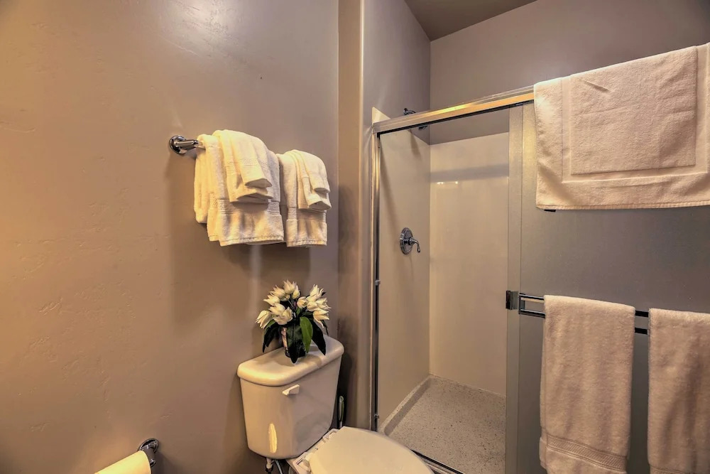 Near Lake & Trails: Show Low Condo w/ Grill!