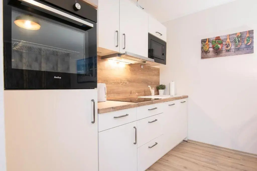 Wohnung 4, Leni