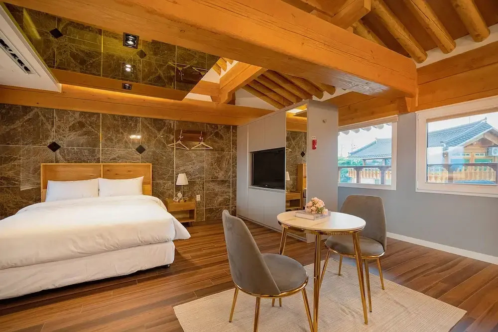 Wanggyeong Hanok Poolvilla