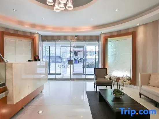 Yorkville Bloor Suites- 2 minutes walk to Transit