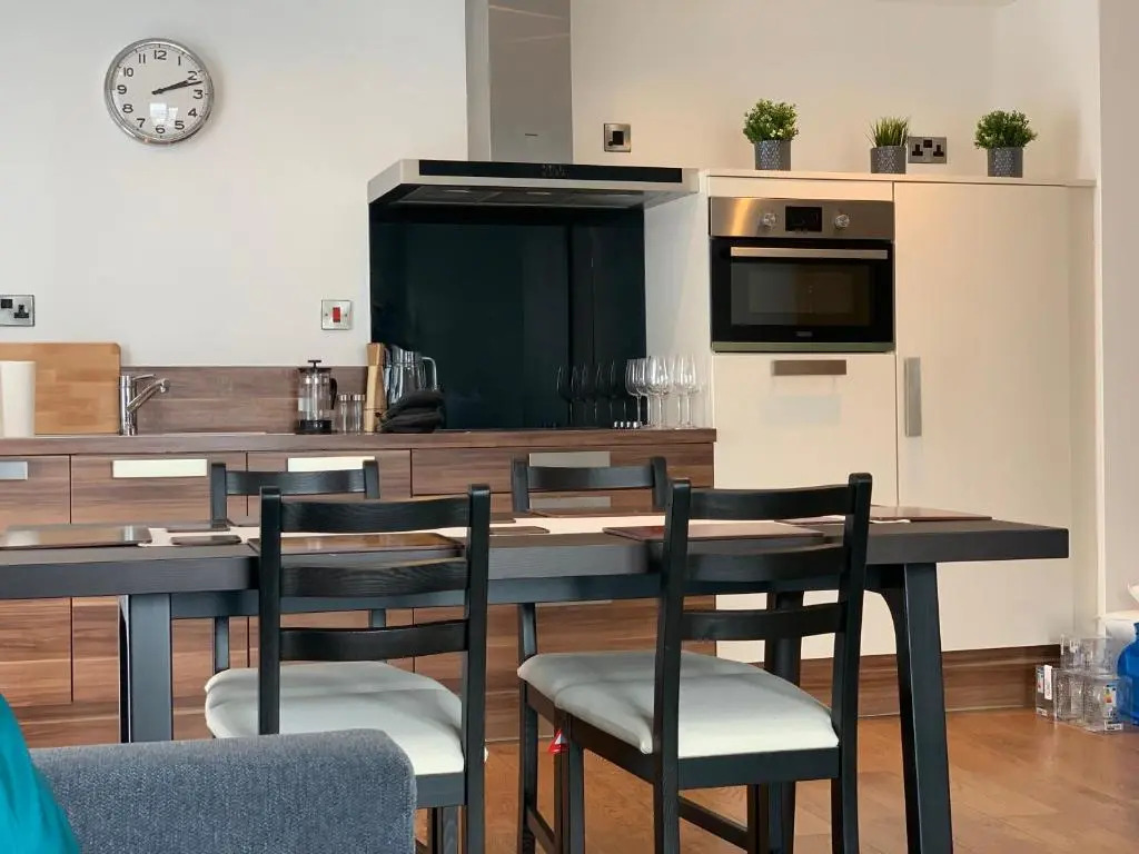 Sleeps up to 6, single beds available with perfect city centre location for work or leisure, Amazing city views!