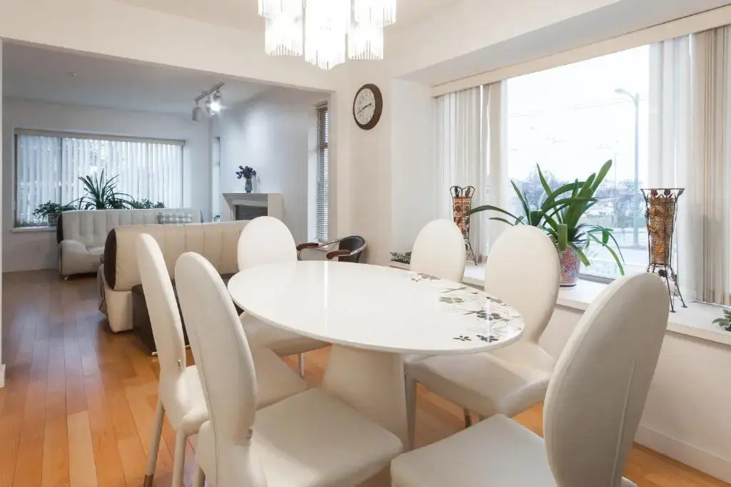 Convenient to Attractions & Close To Airport