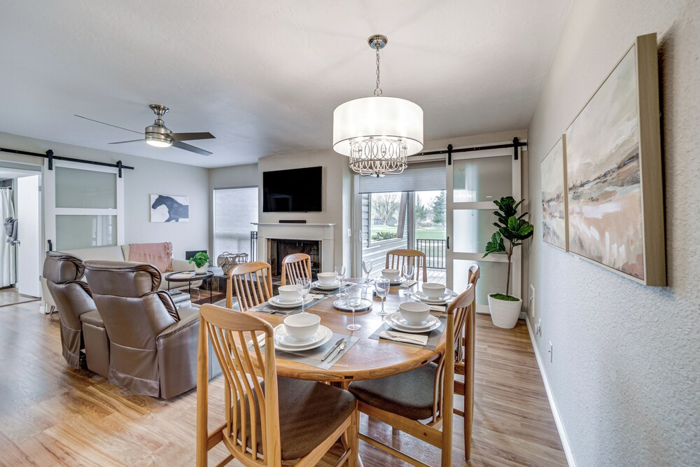 Deck & Golf Course Views: Munds Park Condo!