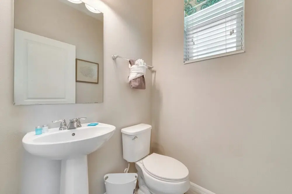 4 Mi to Wdw: Sleek Townhome w/ Community Pool!