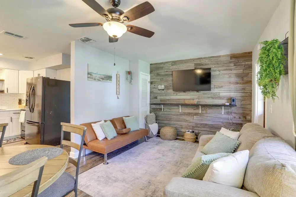 Pet-Friendly Largo Escape w/ Fire Pit