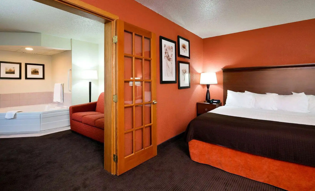 AmericInn by Wyndham Manitowoc