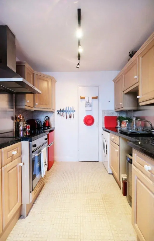 2-br Flat For 4 in Gated Complex With Pool
