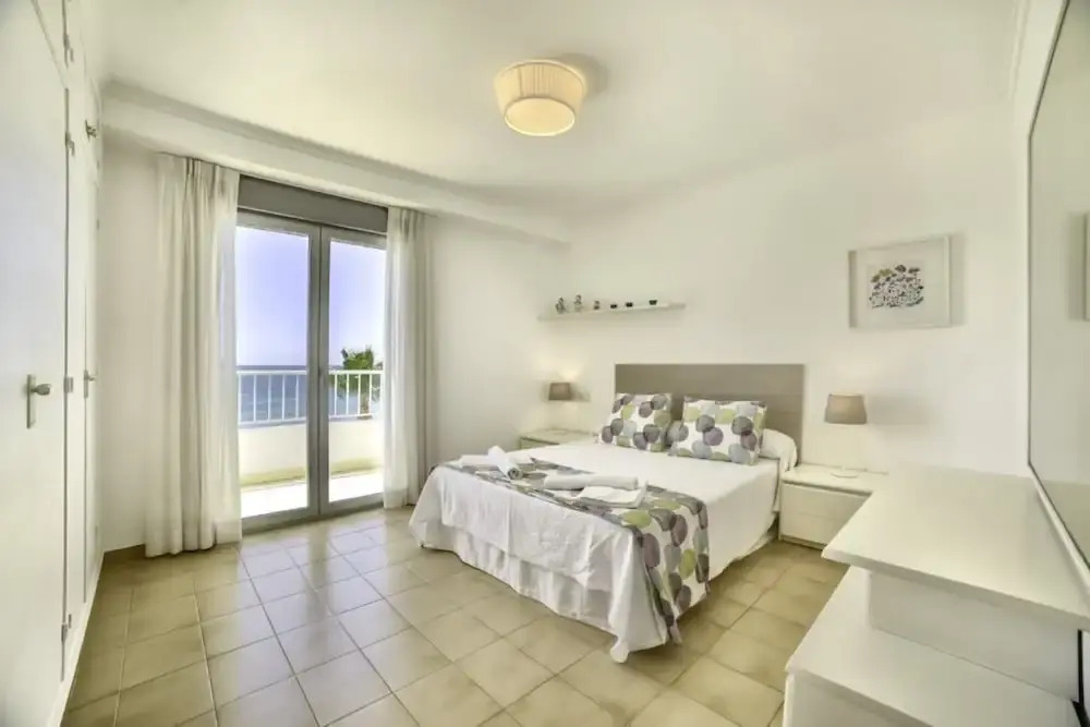Apartment - 4 Bedrooms with WiFi and Sea views - 105010