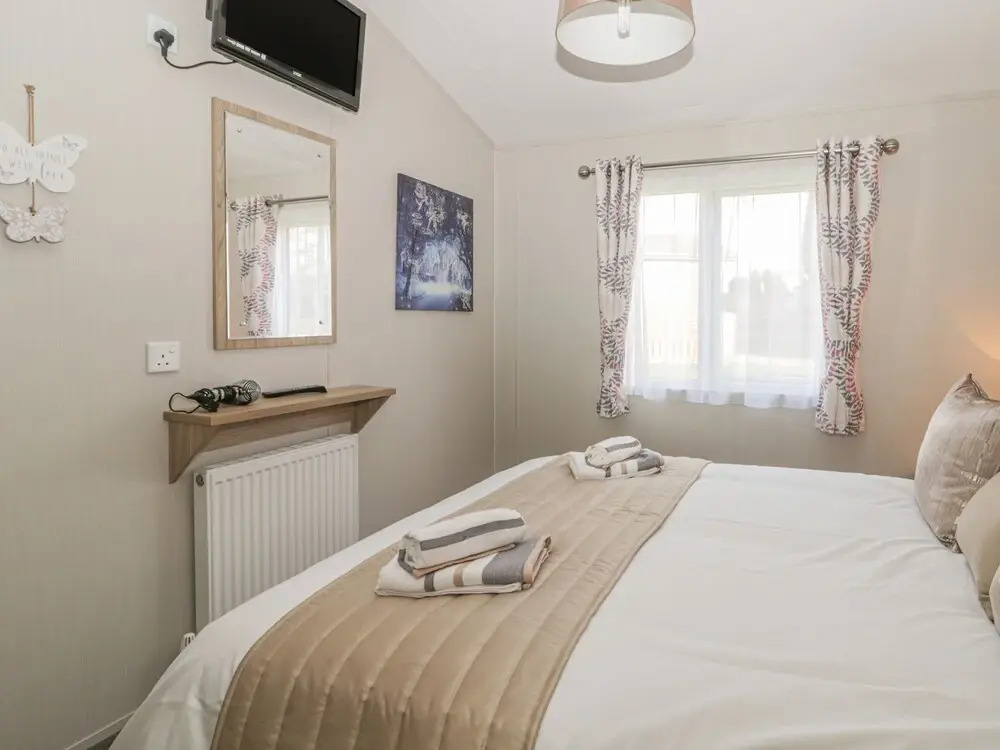 Stylish Lodge set in the Sand le Mere Holiday Park