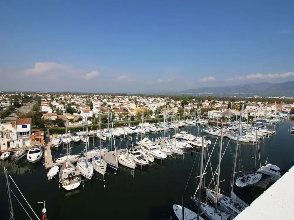 Modern Furnished Apartment Near Shops and Restaurants