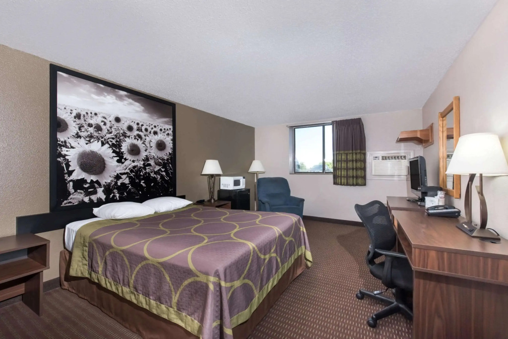 Super 8 by Wyndham Bismarck