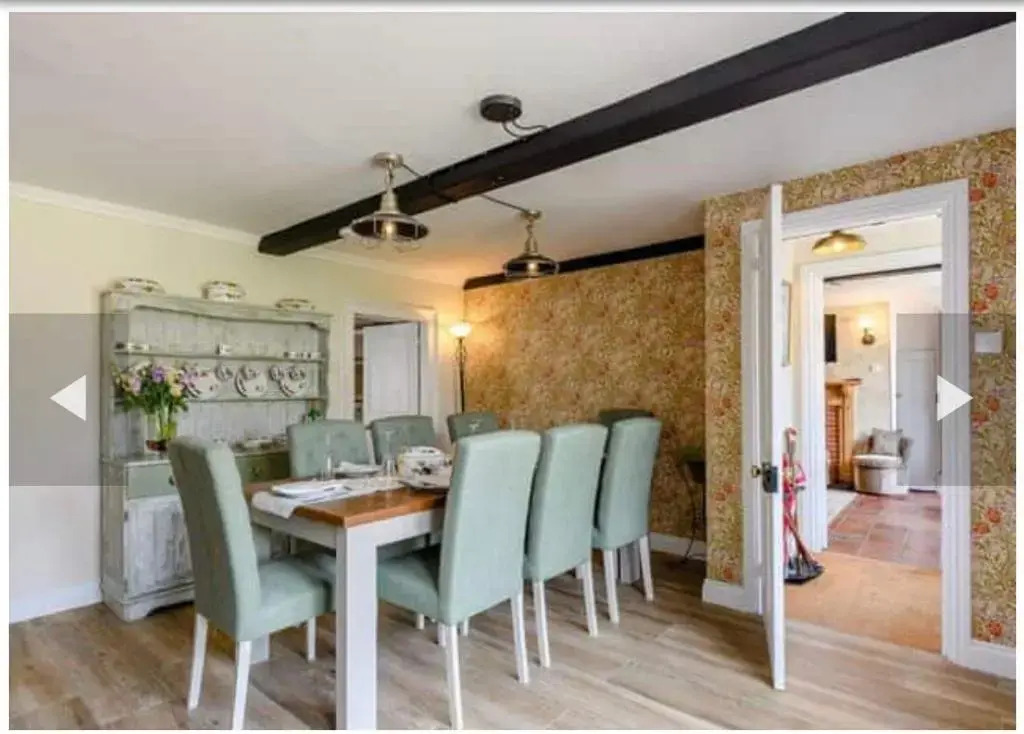 West Cottage. Central, beautiful, 2 mins to beach