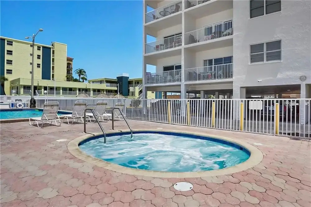 Sea Breeze 401 New! Amazing Beach Front/walk to John's Pass!