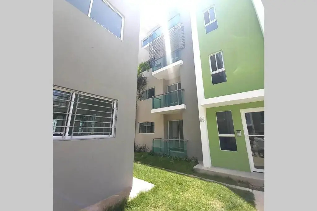 Confortable apartamento de 3 tres habitaciones, con hermosa vista de area verde, ademas de piscinas y juegos infantiles en area recreativa