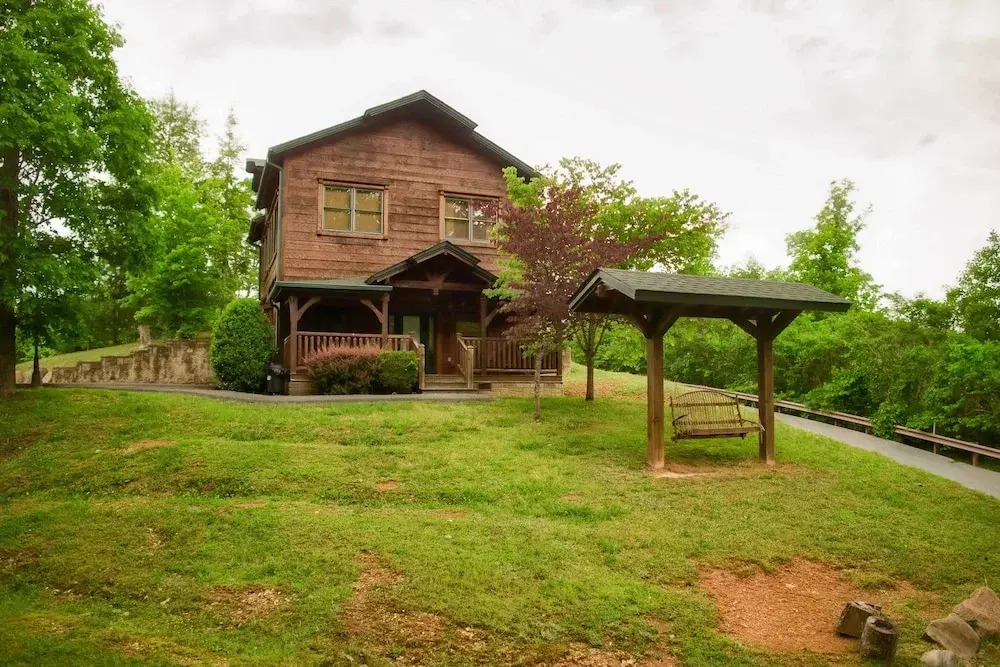 Cabin w/ Hot Tub & Deck, Near Smoky Mtn Trails!