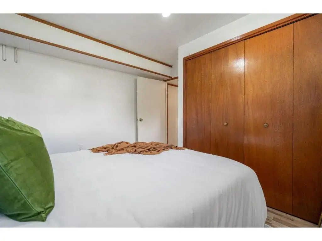 The Colour I 10 Minute To Royal Tyrrell I Sleeps 7