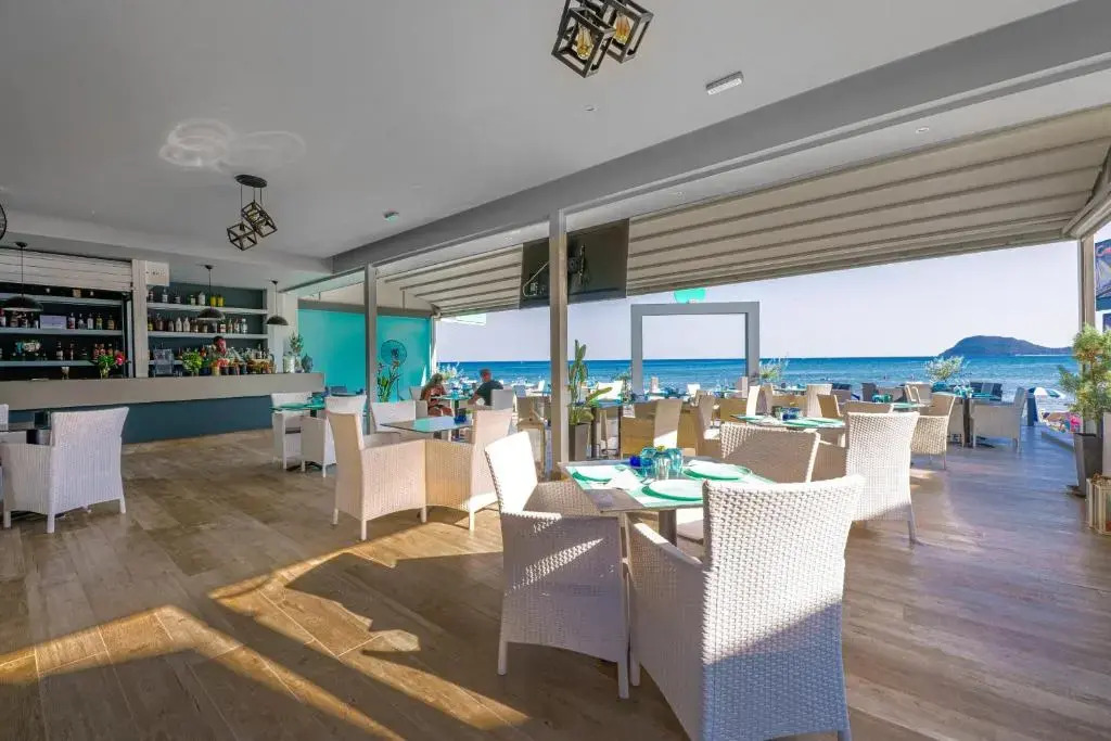 Boulevard Studio 10 with side sea view