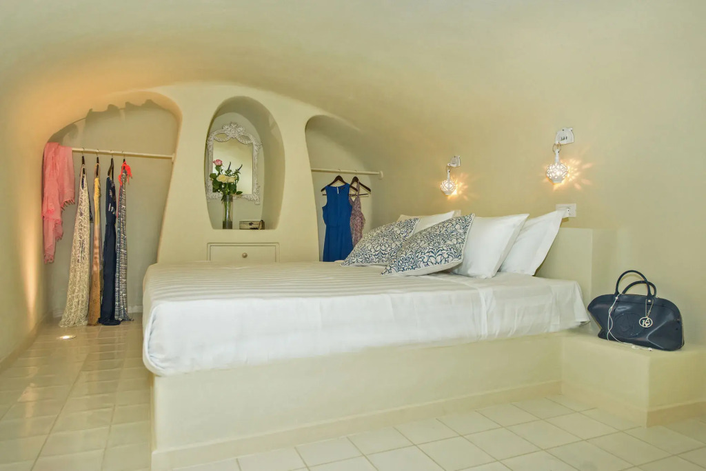 Luna Santorini Suites