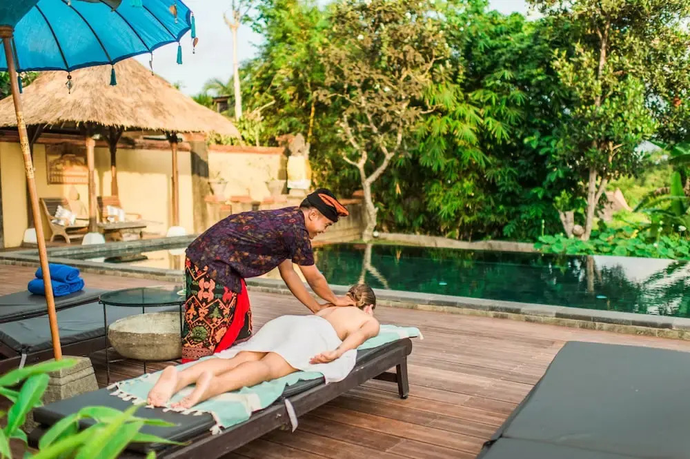 Villa Mimpi - Spacious Luxury 1BR Villa with Pool, 350m from the Beach