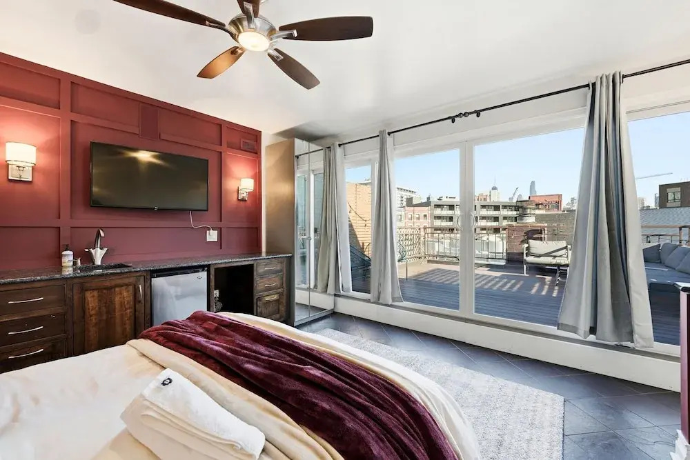 River West Modern 4-bd Home With Patio Balcony