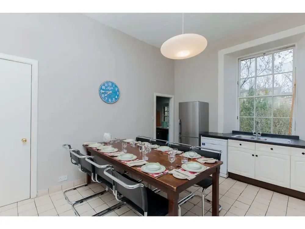 Spacious, Elegant 4BR New Town Flat For 9