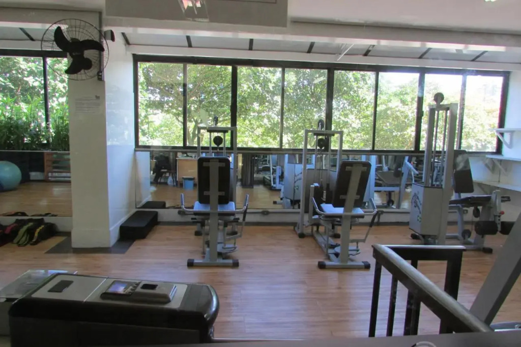 Lindo apto no Barrabela, todo equipado, com arcondicionados split novos no quarto e na sala, limpíssimo, cheiroso, novinho, condomínio em frente à praia, com piscina aquecida, sauna, quadra, academia, lavanderia, salão de beleza, restaurantes, mercado 24h