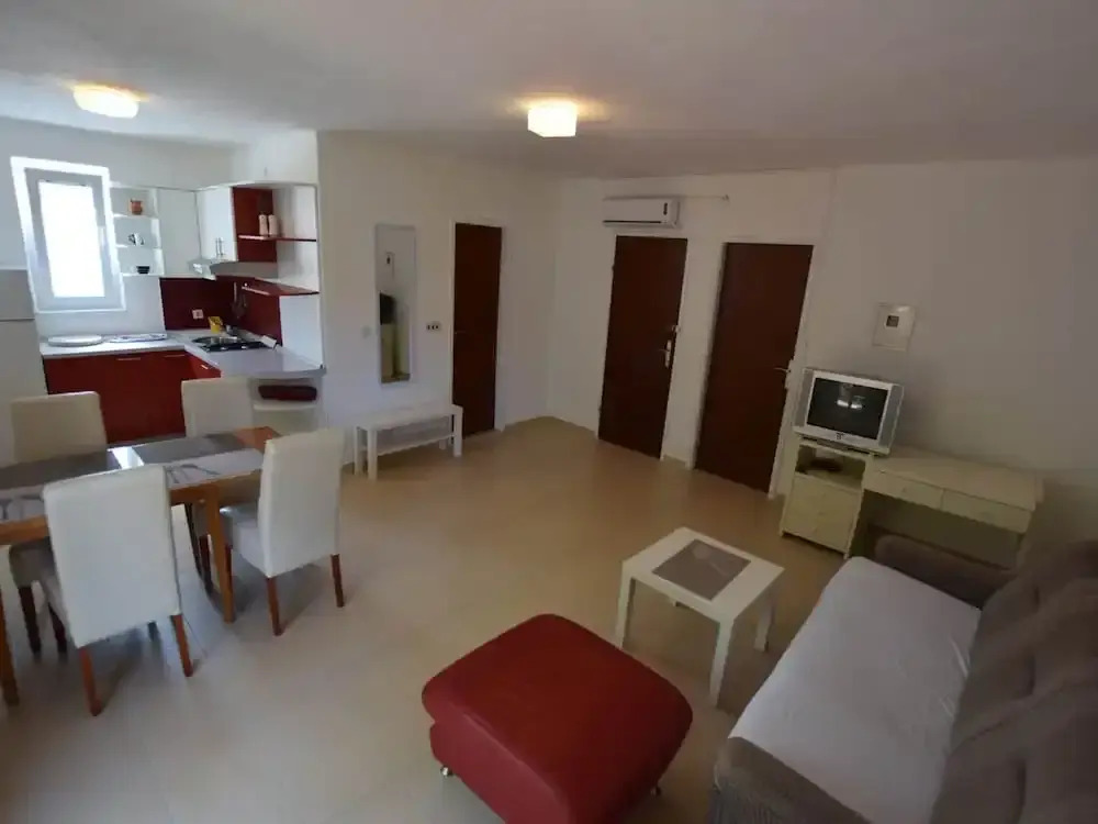 Spacious Apartment With Terrace, Near the Beach