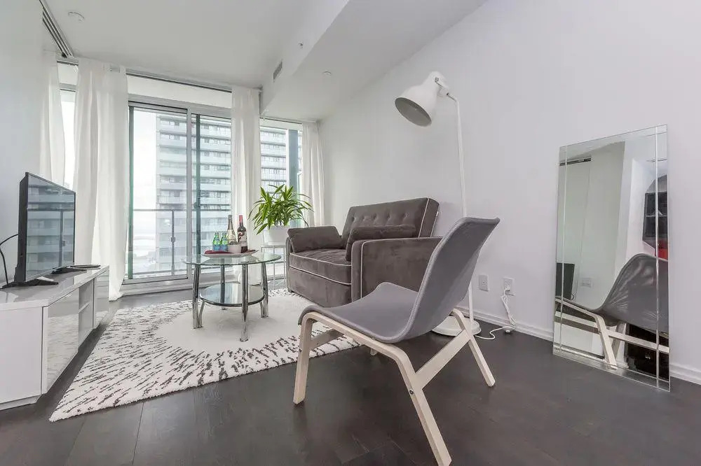 Noel Suites - John and Front St West